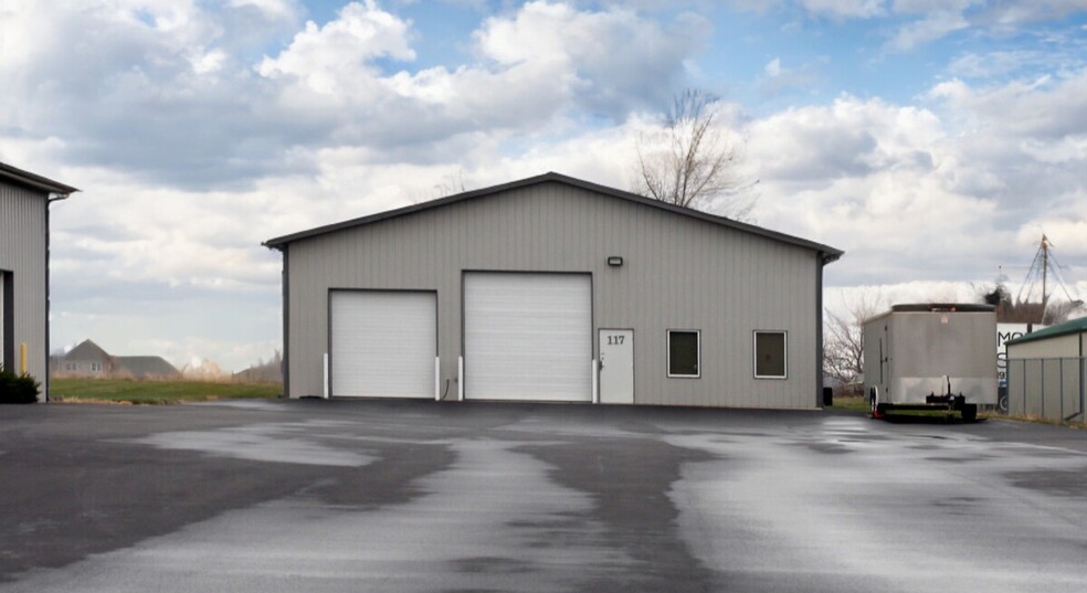 121 Crossroads Dr, Whiteland, IN for sale - Building Photo - Image 2 of 9