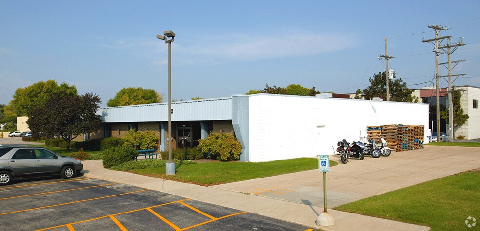 8970 N 55th St, Milwaukee, WI à louer - Photo du bâtiment - Image 2 de 4