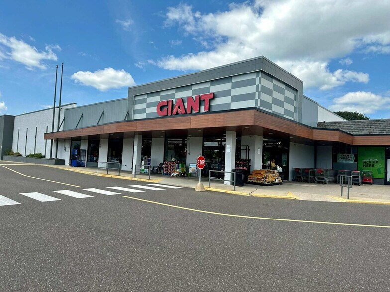 426 Town Ctr, New Britain, PA à louer - Photo du bâtiment - Image 3 de 6