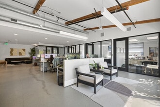 330 S Cedros Ave, Solana Beach, CA à louer Numérisation 3D de Matterport- Image 1 de 8