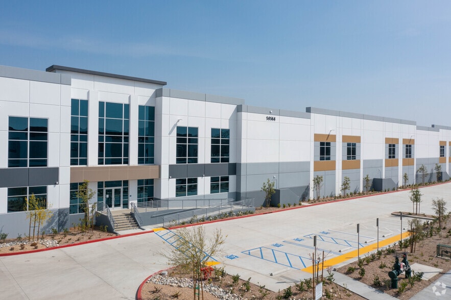 14144 Santa Ana Ave, Fontana, CA for lease - Building Photo - Image 3 of 4
