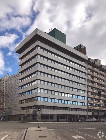Calle de Orense, 70, Madrid, Madrid à louer - Photo du bâtiment - Image 2 de 20