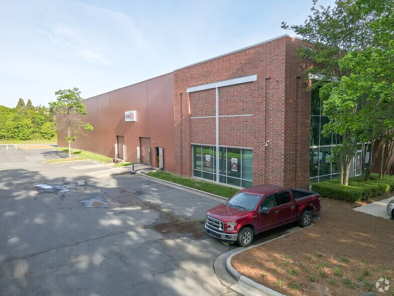 6965 Northpark Blvd, Charlotte, NC à louer - Photo du bâtiment - Image 3 de 4