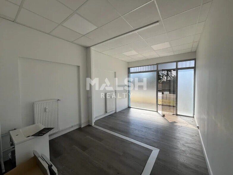 Retail in Rillieux-la-Pape for lease - Interior Photo - Image 1 of 5
