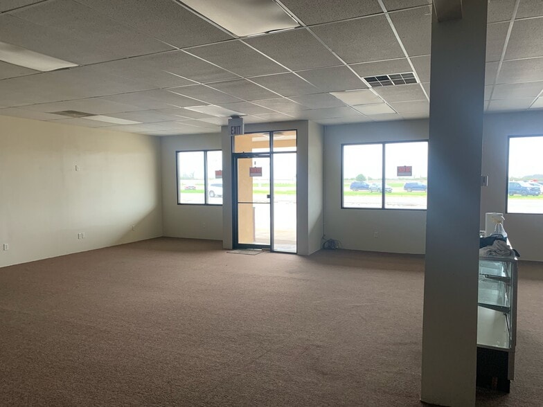 1600 S State St, Jerseyville, IL for lease - Interior Photo - Image 3 of 8