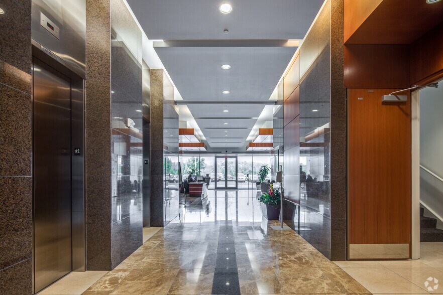 8403 Southpark Cir, Orlando, FL for lease - Lobby - Image 2 of 34