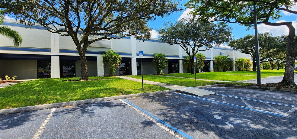 11801 NW 100th Rd, Medley, FL for lease - Building Photo - Image 2 of 3