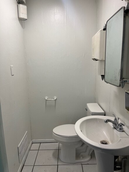 5807 Ybarra Ct, El Paso, TX for lease - Building Photo - Image 3 of 14