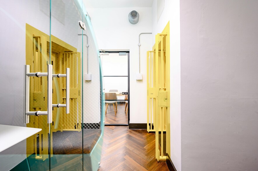 13 Austin Friars, London for lease - Interior Photo - Image 3 of 28