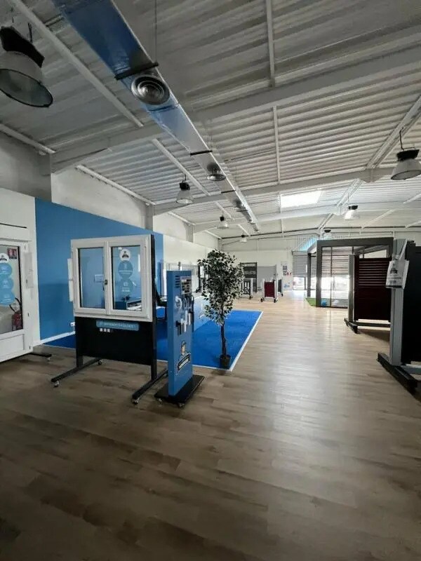 Retail in Portet-sur-Garonne for lease Interior Photo- Image 1 of 7