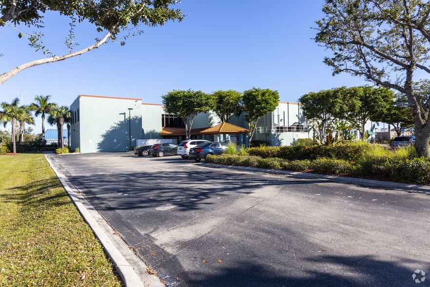 3210 Cleveland Ave, Fort Myers, FL for lease - Building Photo - Image 2 of 5