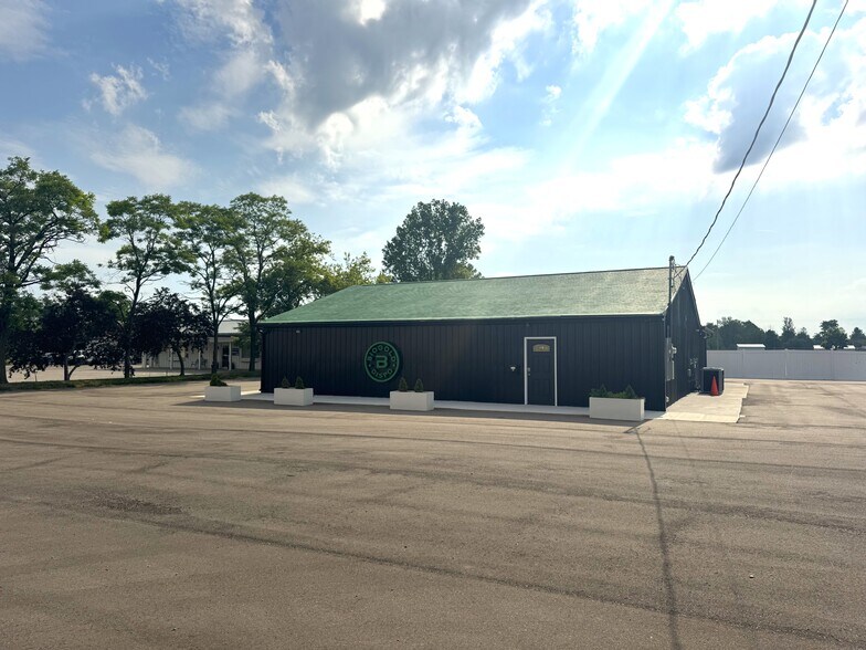 90 3rd St, Sand Lake, MI à louer - Photo du bâtiment - Image 2 de 4