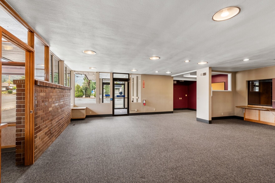 125 NE Manzanita Ave, Grants Pass, OR for sale - Building Photo - Image 3 of 28