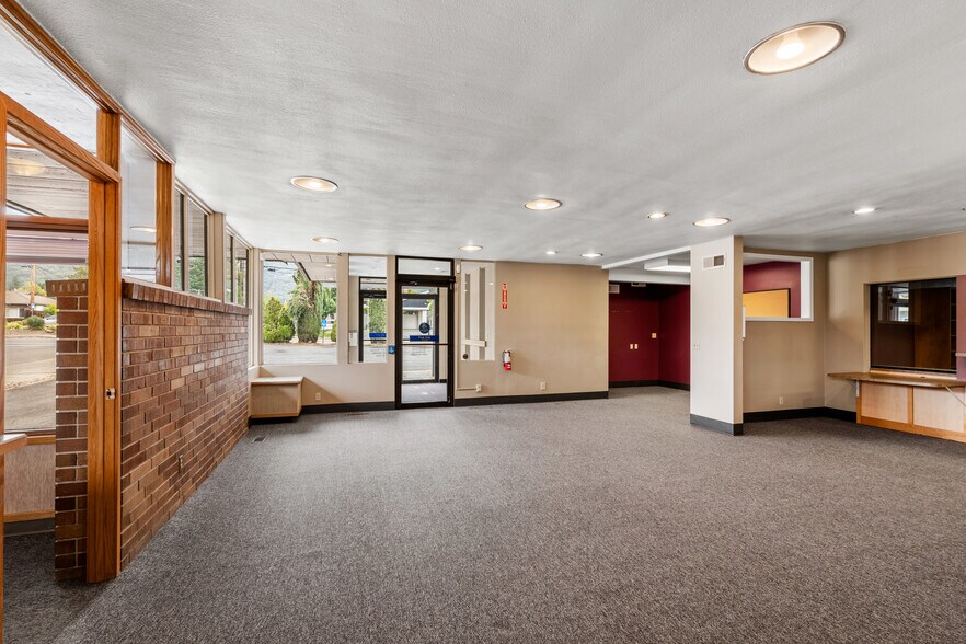 125 NE Manzanita Ave, Grants Pass, OR à vendre - Photo du bâtiment - Image 3 de 28