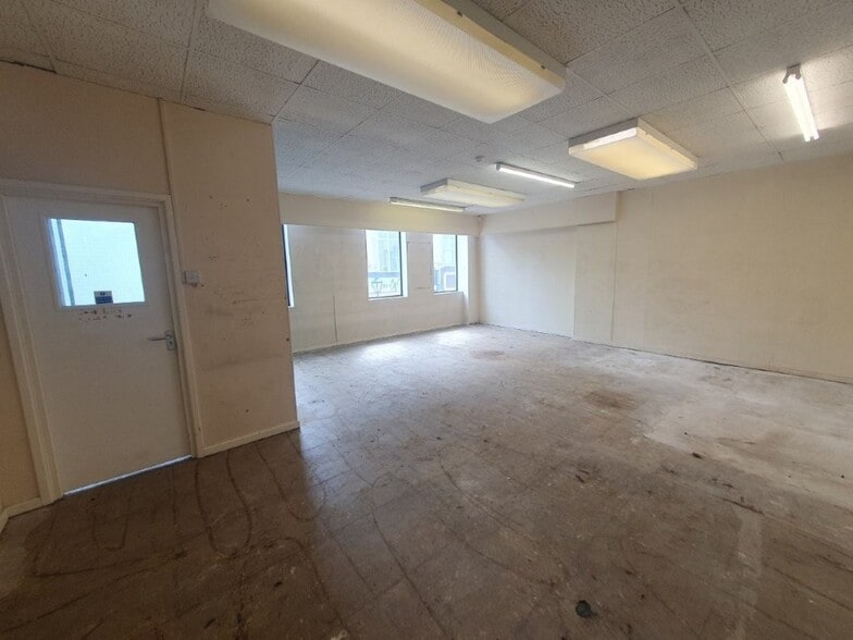 4-6 Crown St, Halifax for sale - Interior Photo - Image 3 of 4