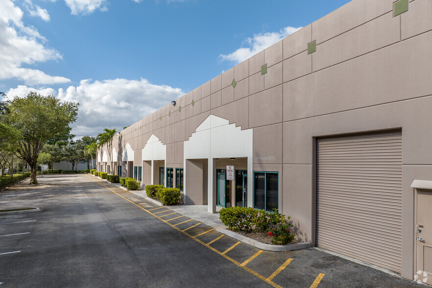 10000-10140 NW 53rd St, Sunrise, FL à louer - Photo du bâtiment - Image 3 de 8