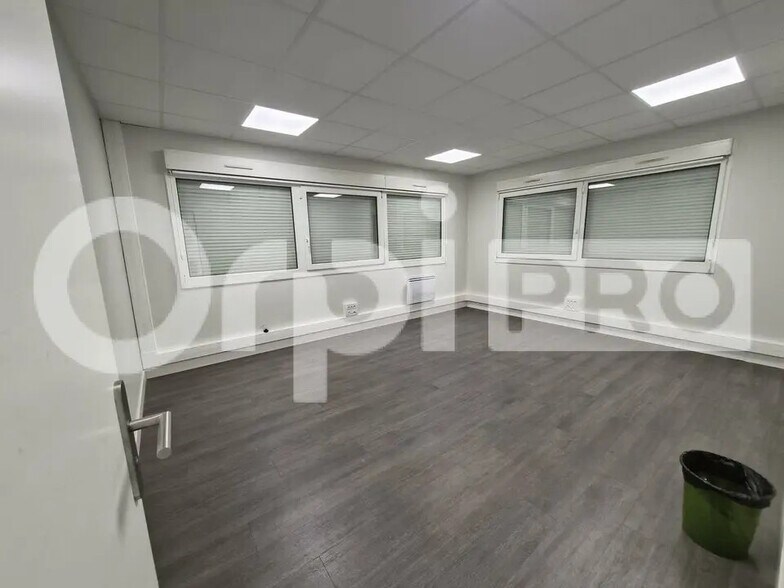 Flex in Reims for lease - Building Photo - Image 3 of 6