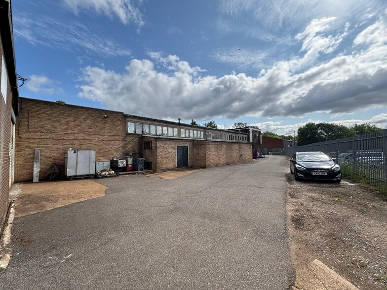 Oakridge Rd, High Wycombe for lease - Interior Photo - Image 2 of 3