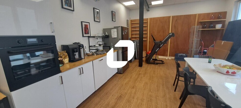Office in Montreuil for lease - Interior Photo - Image 2 of 11