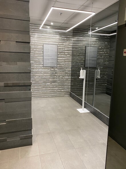 1290 Av Van Horne Avenue, Montréal, QC for lease - Building Photo - Image 2 of 10