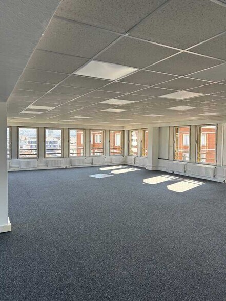 Office in Rouen for lease - Building Photo - Image 1 of 4
