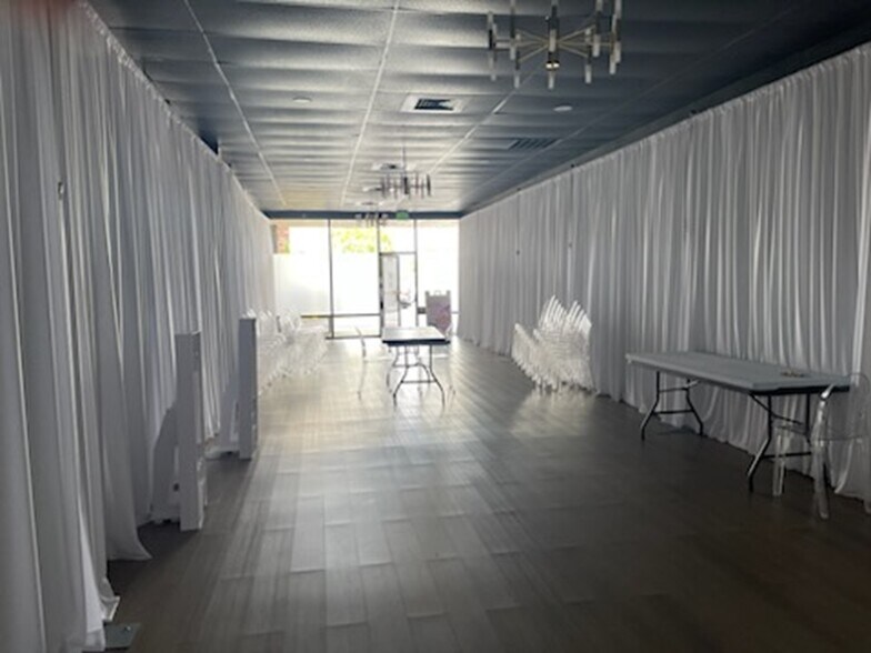 13902 W Hillsborough Ave, Tampa, FL à louer - Photo du bâtiment - Image 2 de 3