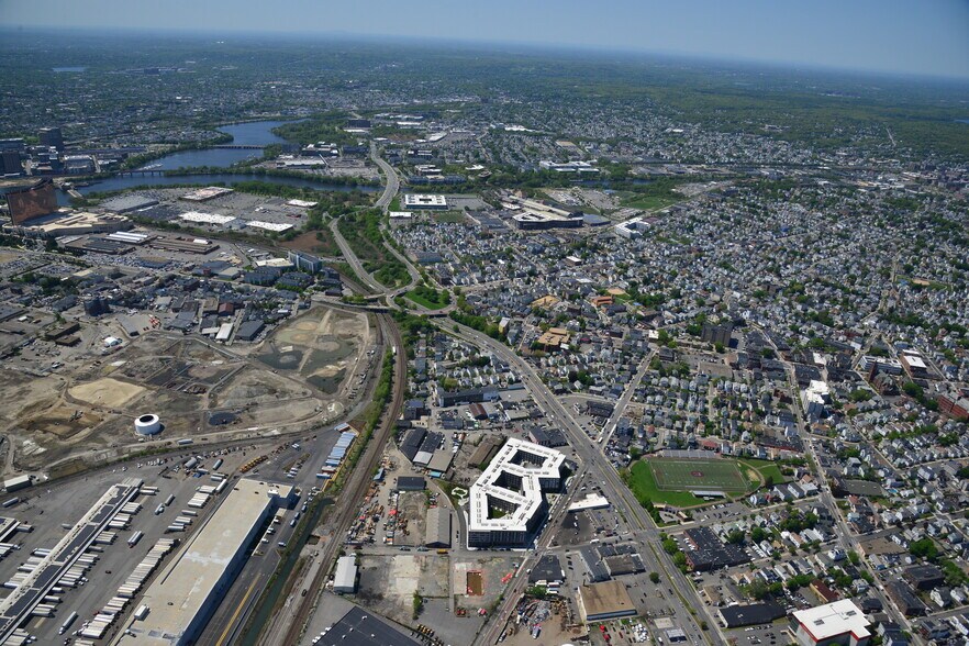 114 Spring St, Everett, MA à vendre - Photo du bâtiment - Image 2 de 7