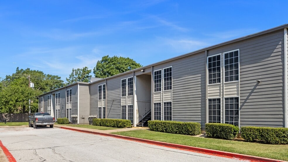 1002 S Edmonds Ln, Lewisville, TX for sale - Building Photo - Image 2 of 8