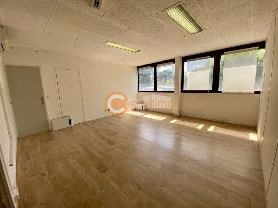 Office in Mérignac for lease Interior Photo- Image 1 of 6