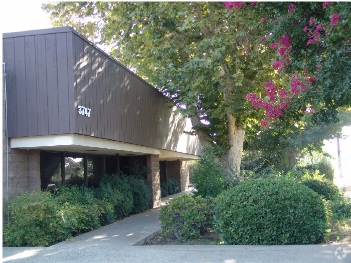 3747 E Shields Ave, Fresno, CA à louer - Photo du bâtiment - Image 2 de 16