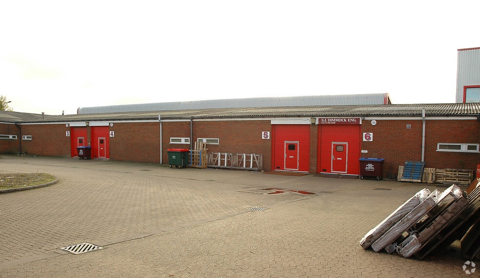 Westbury Clos, Dunstable for lease - Building Photo - Image 3 of 5