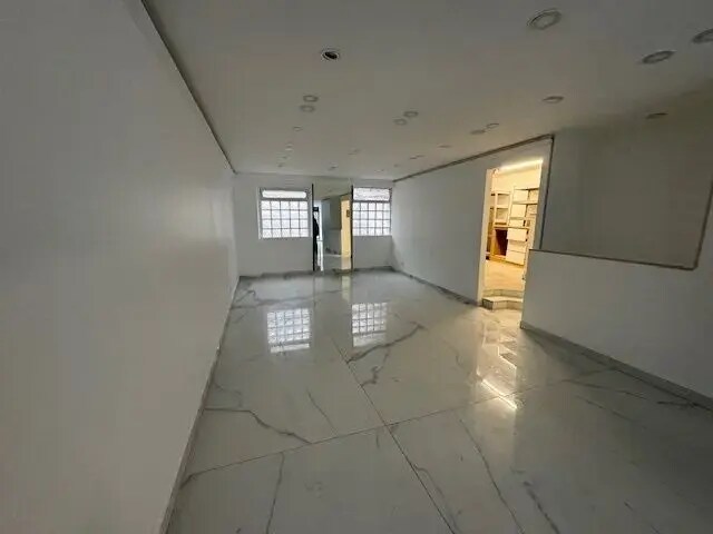 Retail in Paris for lease - Interior Photo - Image 2 of 2