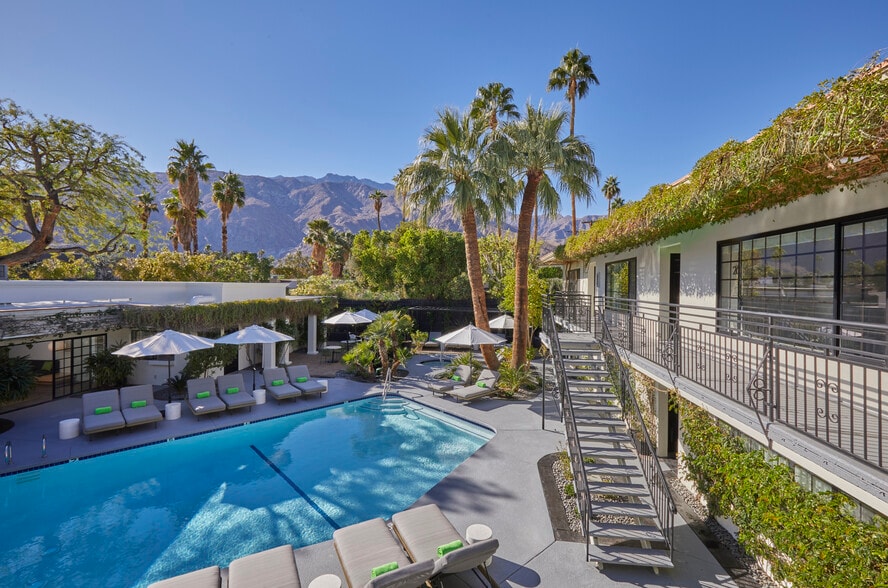288 E Camino Monte Vis, Palm Springs, CA for sale - Building Photo - Image 2 of 22