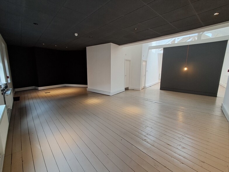 2 Old Gothic Pl, Windsor for lease - Interior Photo - Image 2 of 4