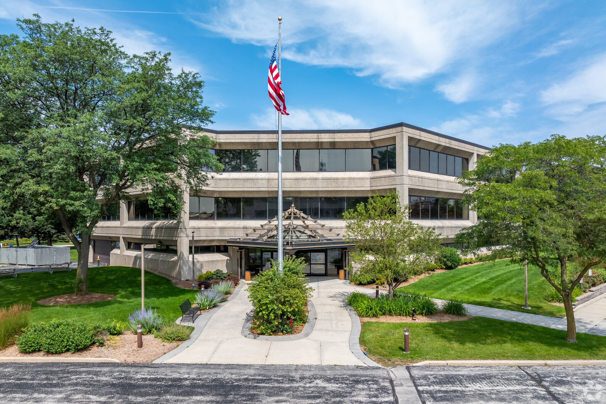 250 S Executive Dr, Brookfield, WI for lease Building Photo- Image 1 of 22