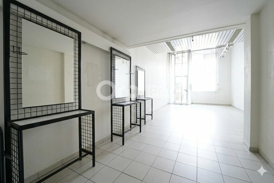17 Cours Tolstoï, Villeurbanne for sale - Interior Photo - Image 2 of 7