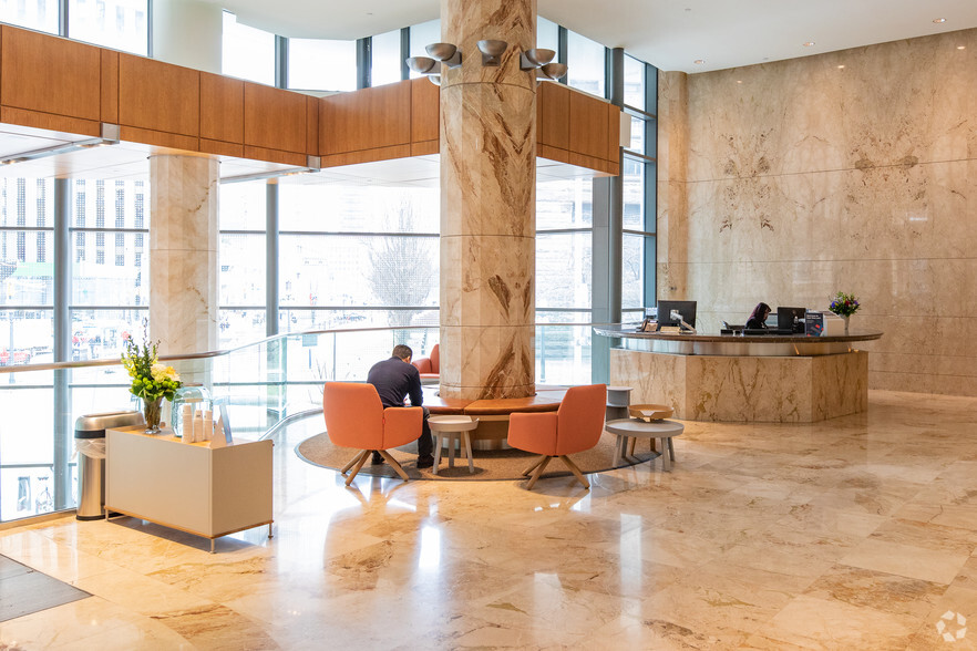 20 Queen St W, Toronto, ON for lease - Lobby - Image 2 of 3