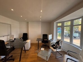 9-15 Between Streets, Cobham à louer Photo intérieure- Image 2 de 4