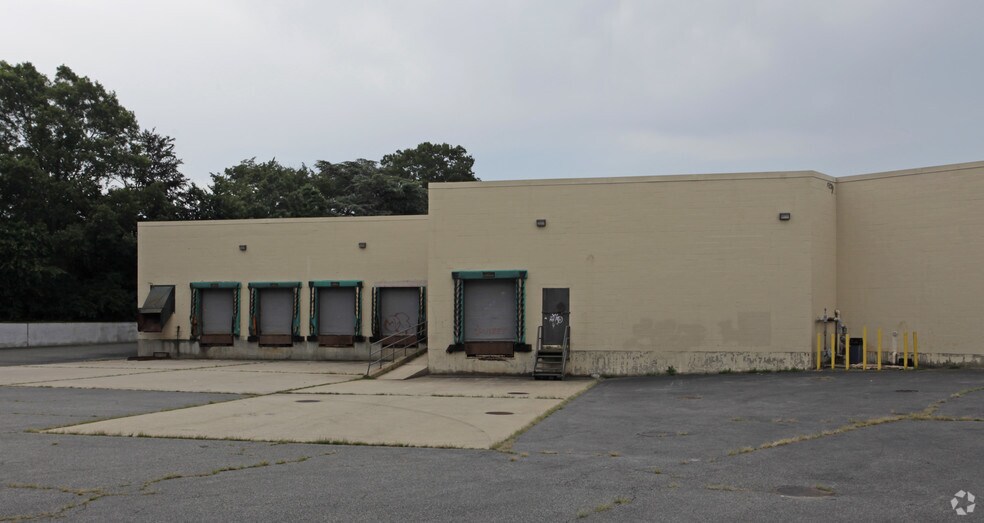 655 E Main St, East Patchogue, NY à louer - Photo du bâtiment - Image 2 de 11