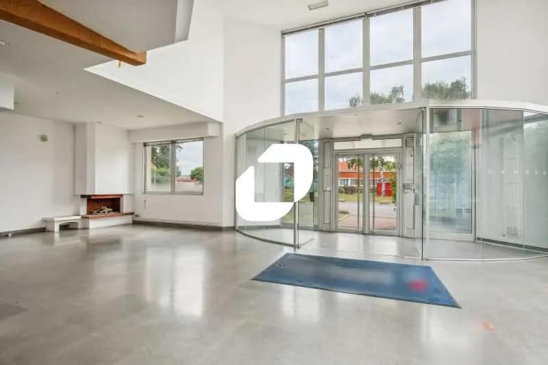 Bureau dans La Courneuve à louer Hall d’entrée- Image 1 de 13