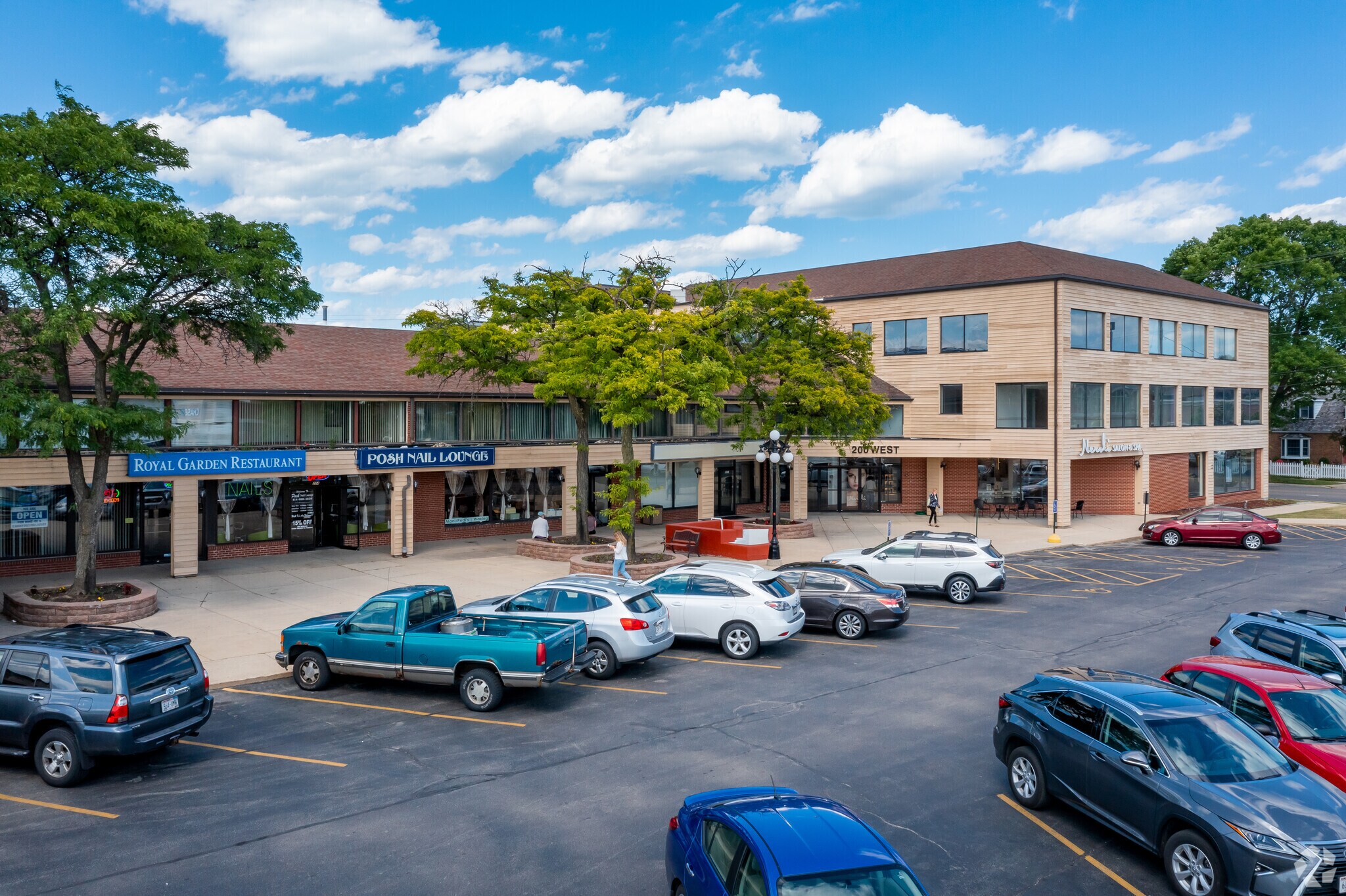 200 W Silver Spring Dr, Milwaukee, WI for lease Building Photo- Image 1 of 7