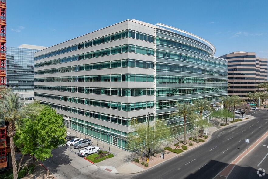 2375 E Camelback Rd, Phoenix, AZ à louer - Photo du bâtiment - Image 2 de 5