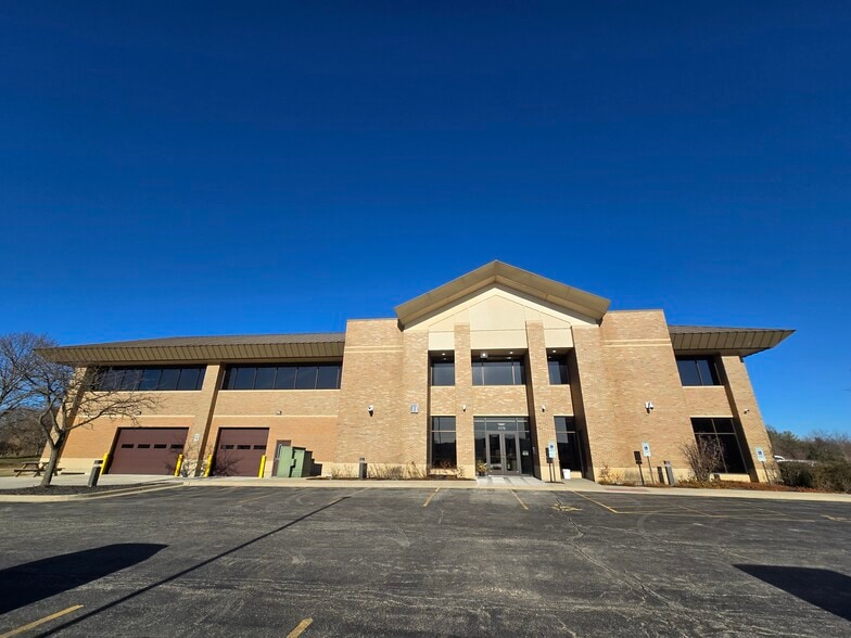 1175 Corporate Woods Pkwy, Vernon Hills, IL for lease - Building Photo - Image 1 of 9