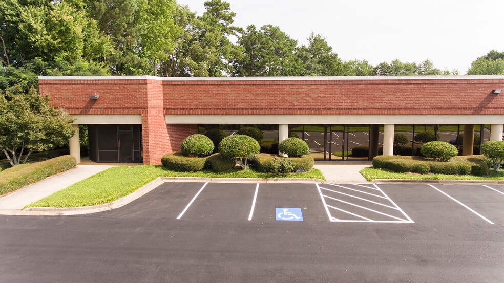 5076 Winters Chapel Rd, Atlanta, GA for lease - Building Photo - Image 3 of 9