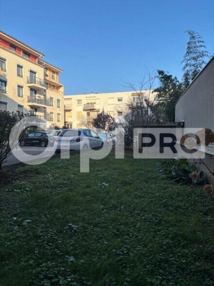 Retail in Villefranche-sur-Saône for lease - Building Photo - Image 1 of 9