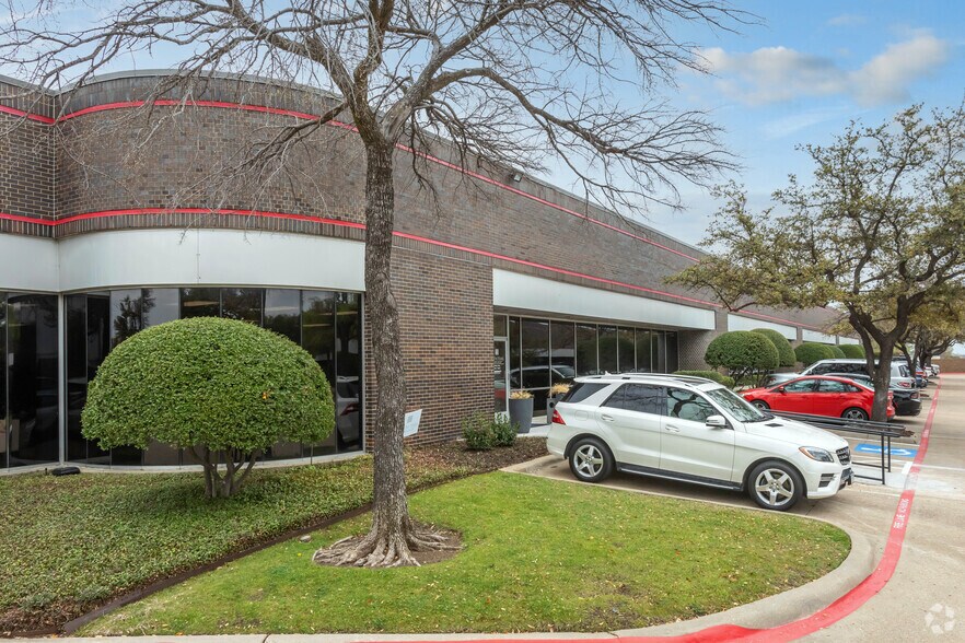 3440 Sojourn Dr, Carrollton, TX à louer - Photo du bâtiment - Image 3 de 3