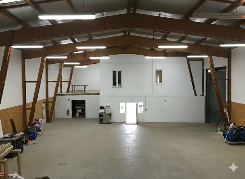 Flex in Montivilliers for lease - Interior Photo - Image 2 of 4