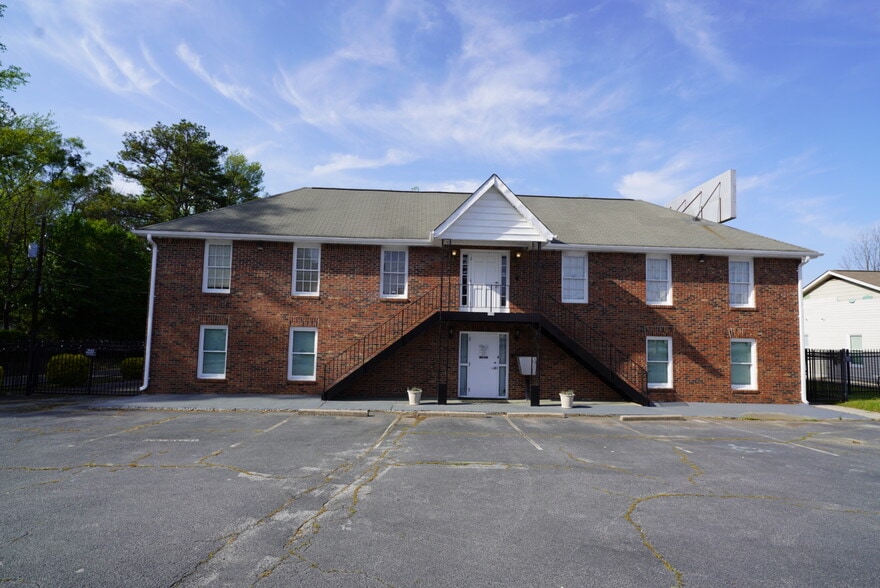 Parkwood Properties portfolio of 2 properties for sale on LoopNet.ca - Building Photo - Image 1 of 30