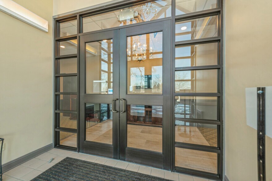 1745 S Eastwood Dr, Woodstock, IL à vendre - Photo du bâtiment - Image 2 de 20