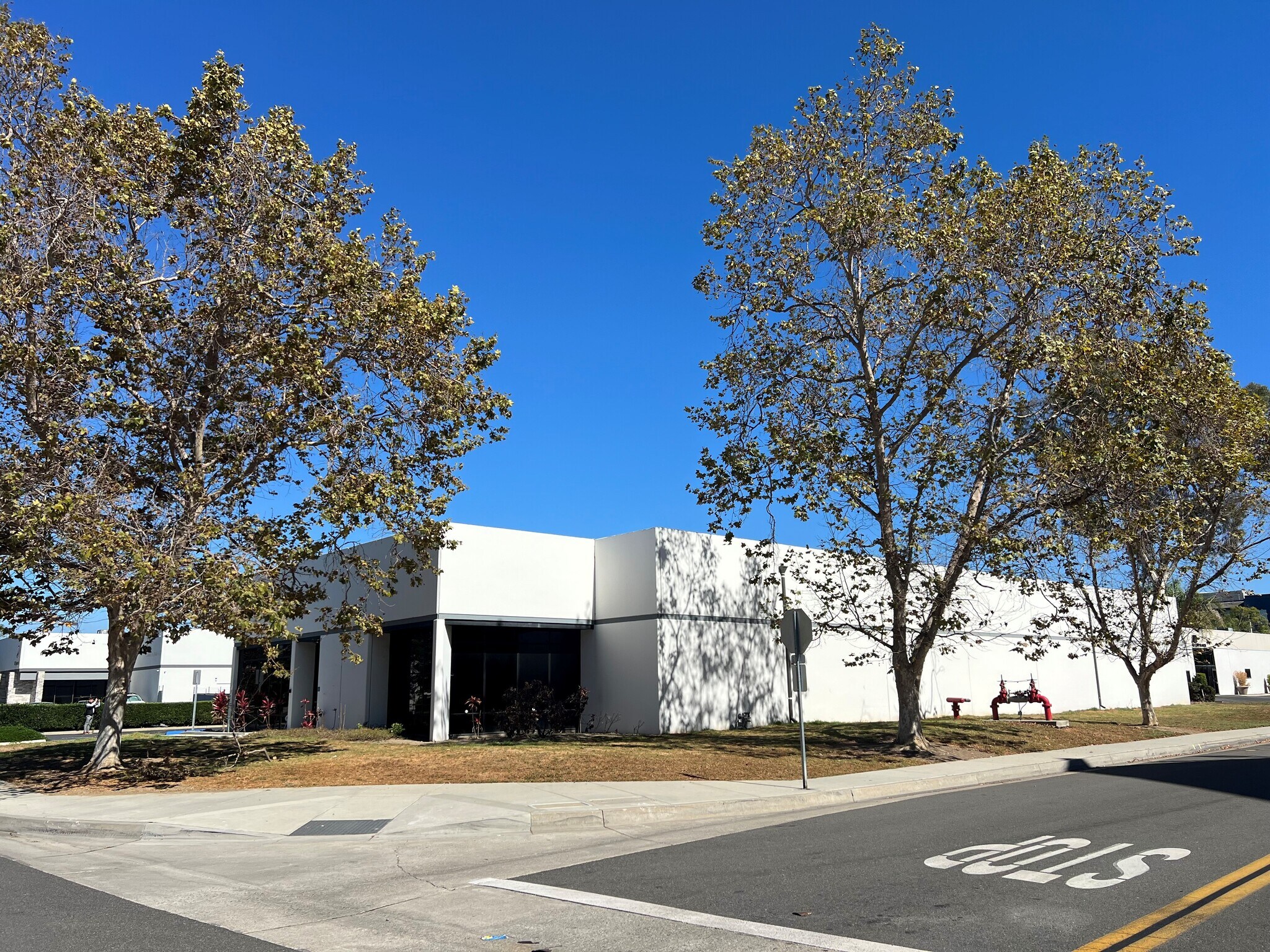 16902 Millikan Ave, Irvine, CA à louer Photo du bâtiment- Image 1 de 4